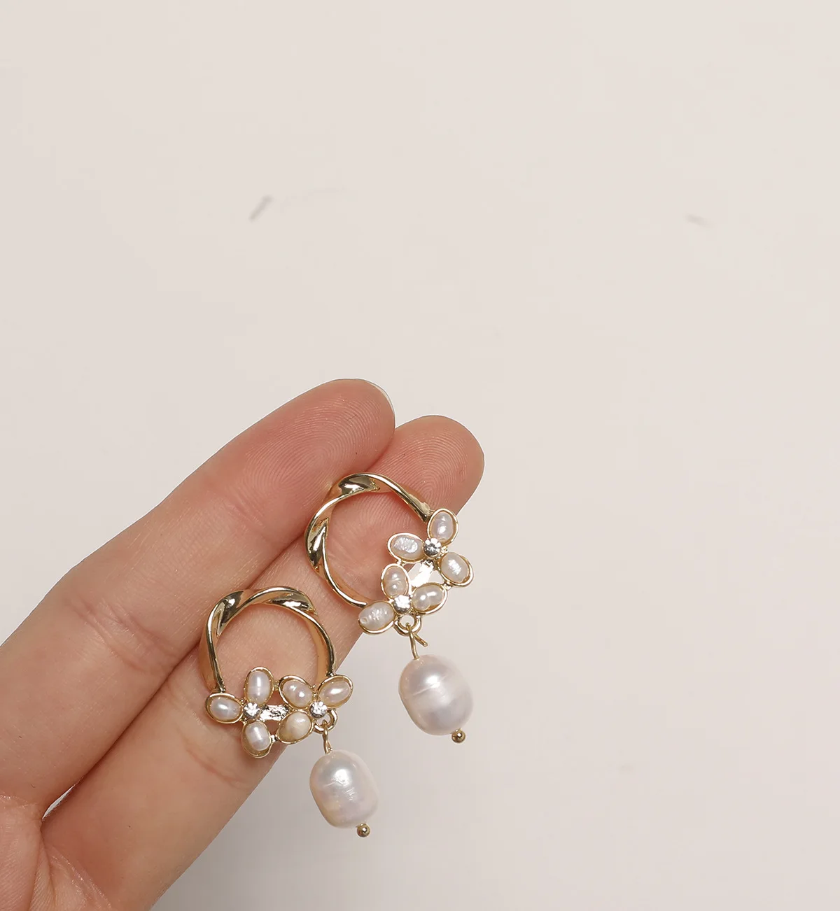 

2021 new popular Korean Pearl Earrings copper plated 14K real gold earrings East Gate fashion simple Earrings temperament thin