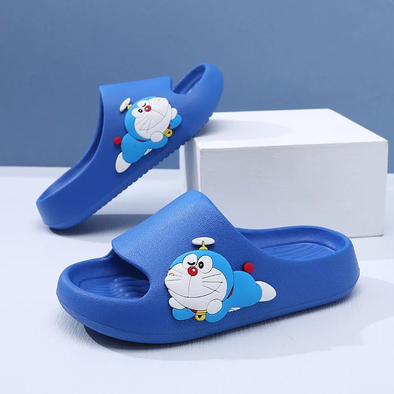 Фото Милые детские тапочки Doraemon с аниме-периферой, удобные летом сандалии с защитой от запаха, нескользящие шлепанцы для ванной комнаты и ванны №2