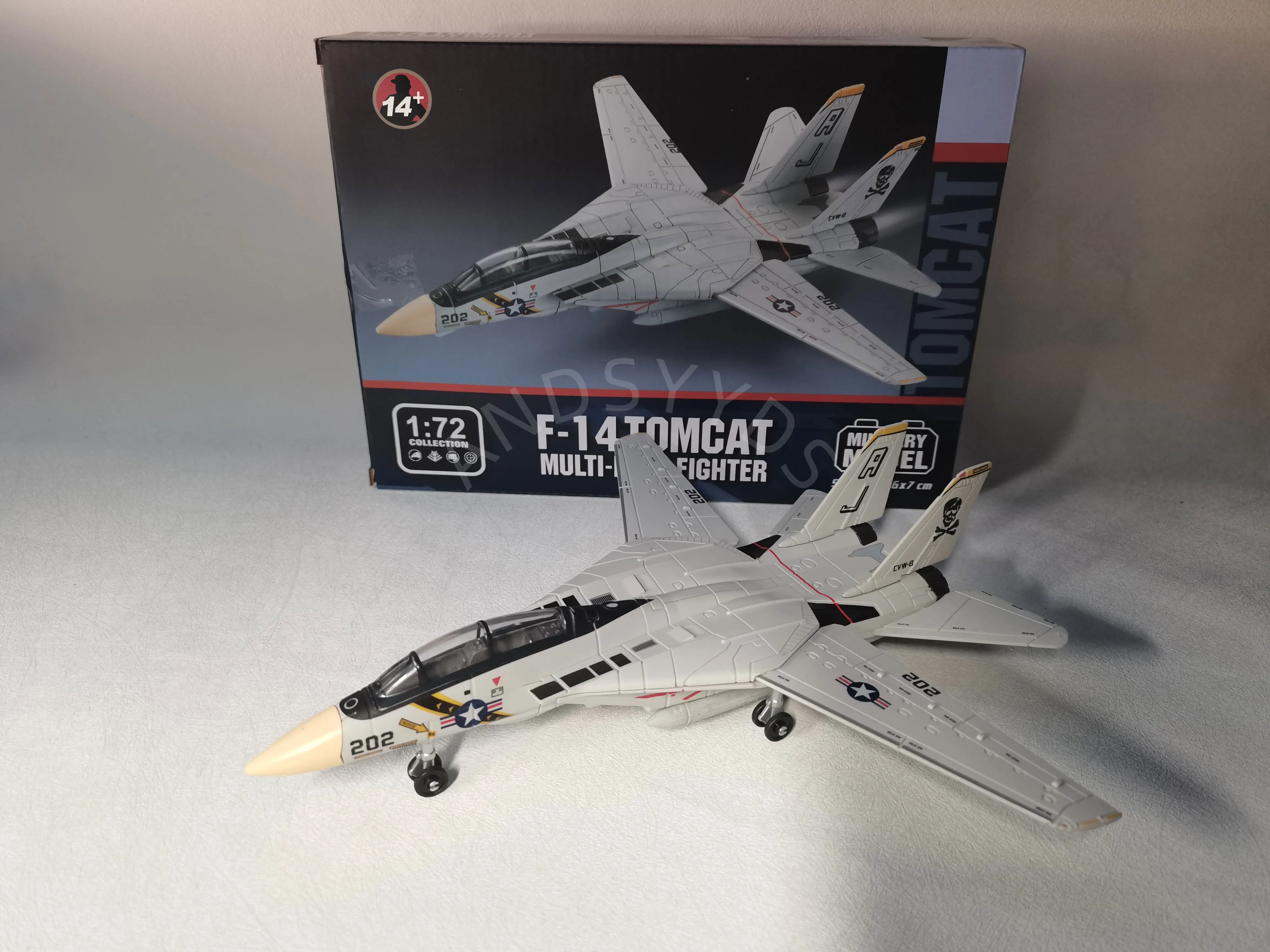 

Сборная модель истребителя 1/100 из пластика