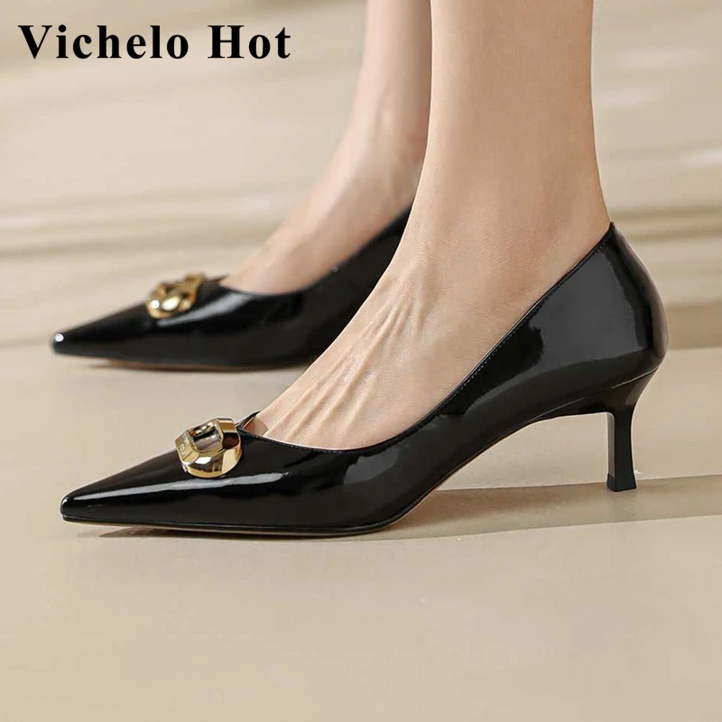 

Популярные туфли-лодочки Vichelo из лакированной овечьей кожи, с острым носком, на тонком высоком каблуке, с металлическим украшением, в европе...