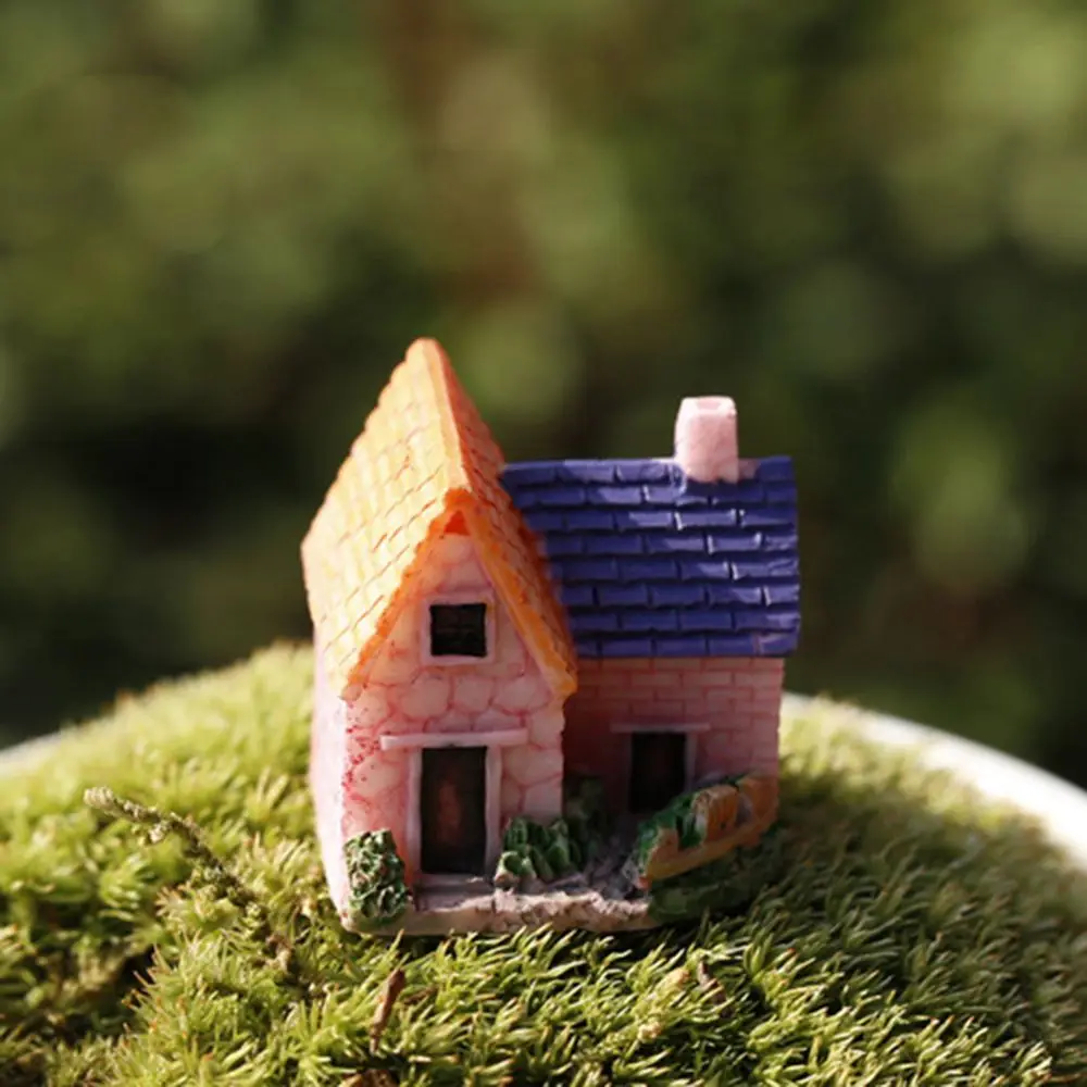 

Миниатюрный домик из смолы