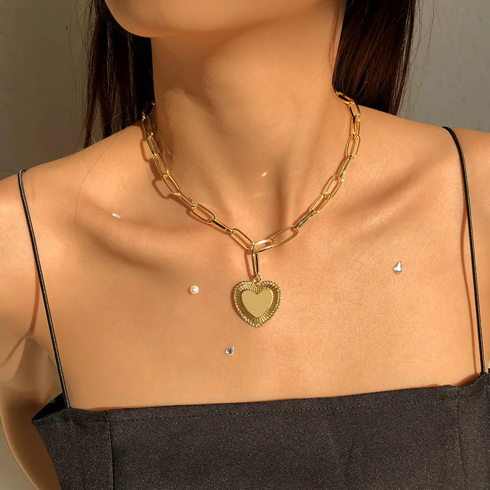 

2022 Chic Simple Punk Gold Color Heart Pendant Necklace Fashion Women Choker