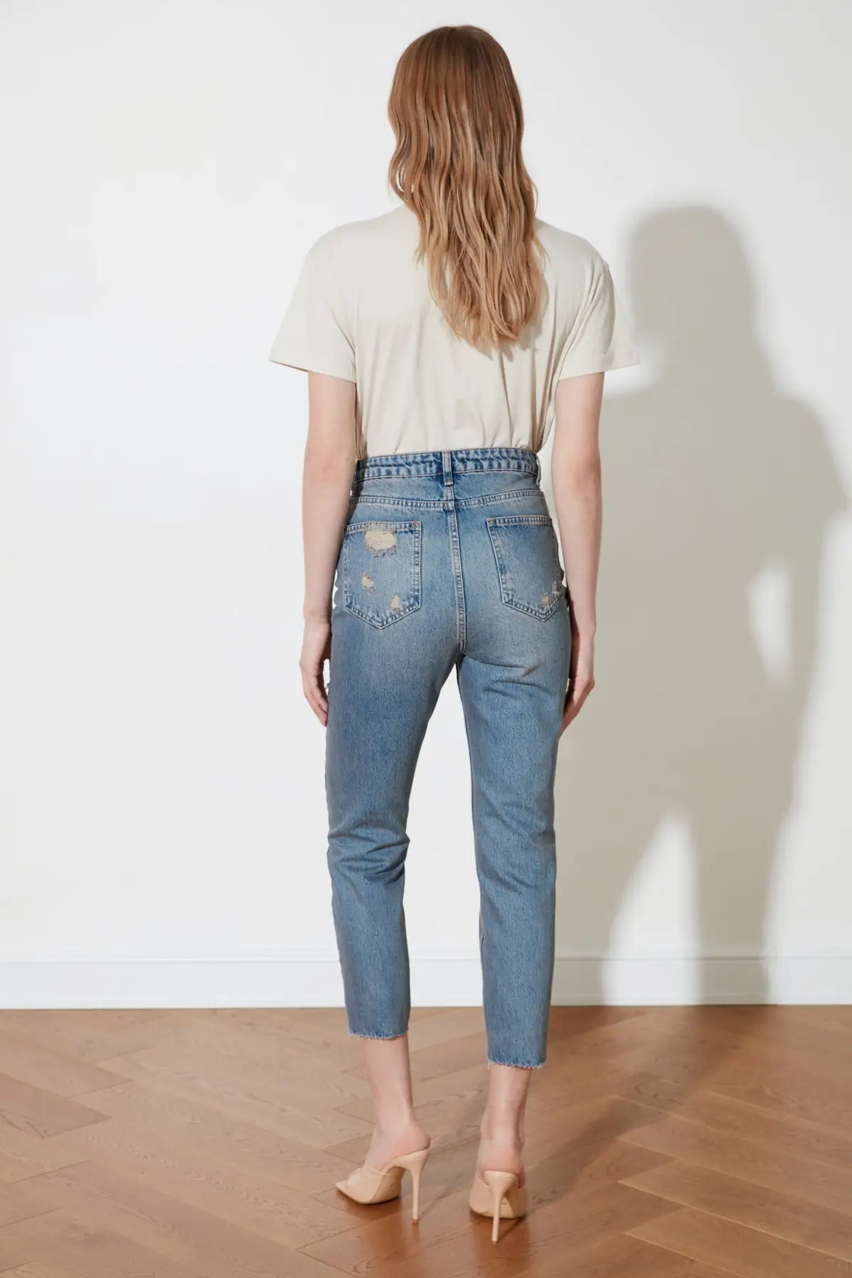 

Trendyol Ripped Detailed High Bel Mom Jeans TWOSS21JE0484
