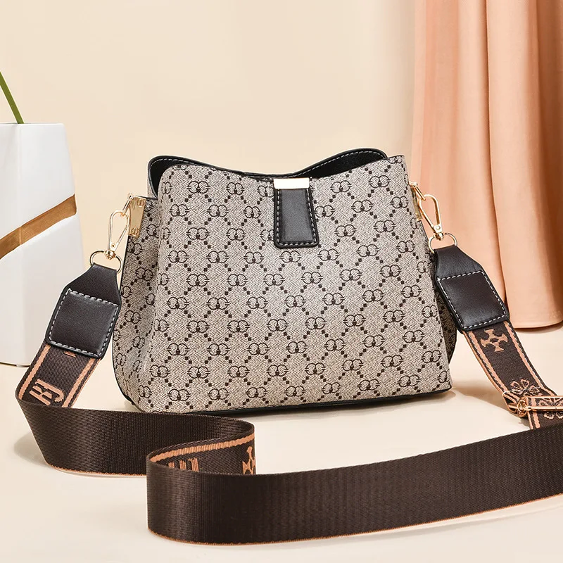 

Hot Sale Women's Bag 2022 New Women's Retro Fashion Luxury Large Capacity One Shoulder Crossbody Bag Middle Aged Women's Bag