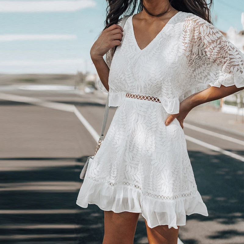 

Женское кружевное мини-платье с оборками, белое короткое ТРАПЕЦИЕВИДНОЕ ПЛАТЬЕ С V-образным вырезом и рукавом-фонариком, лето 2021