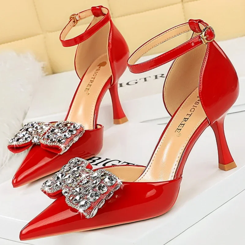 Туфли-лодочки женские из лакированной кожи на высоком каблуке 8 см с острым