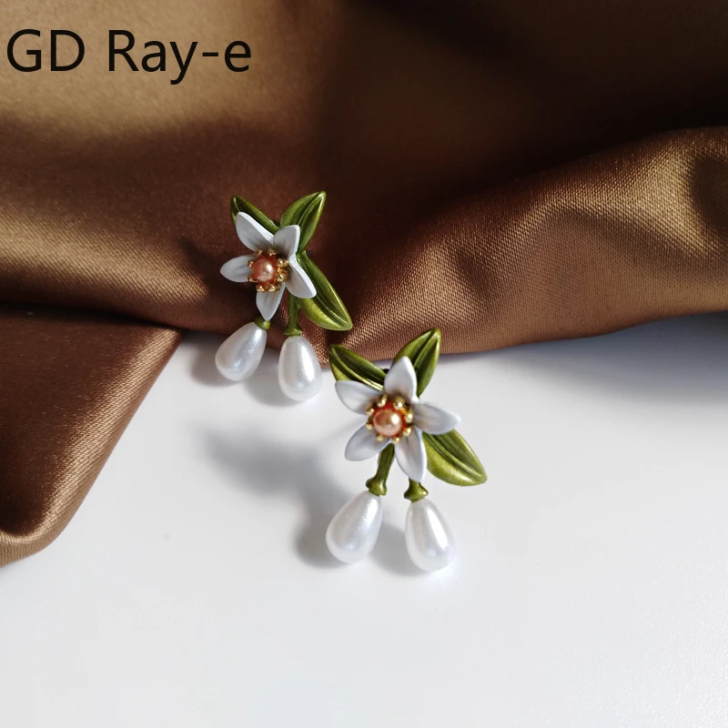 

Korean Camellia Delicate Earrings New Pearl Earring Flower Women Geometric Earrings Contracted Fashion Girl's Party Earring 1361