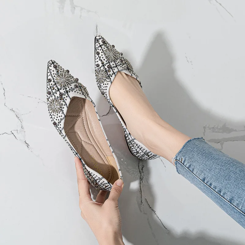 New Famous Rivets Flats Women Pointed Toe Glitter Beading Ballerian Shoes Shallow Mouth Sequined Cloth Moccasins Plus Size 43
