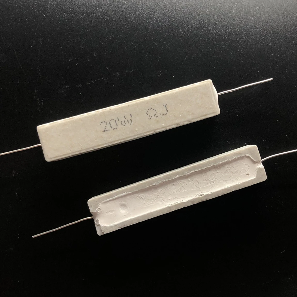 5 ом. Эл цепь с нагревательным элементом. С помощью электрического нагревателя сопротивлением 200 ом. Два одинаковых электронагревателя сопротивлением 40 ом. Нагреватель сопротивлением 20 ом.