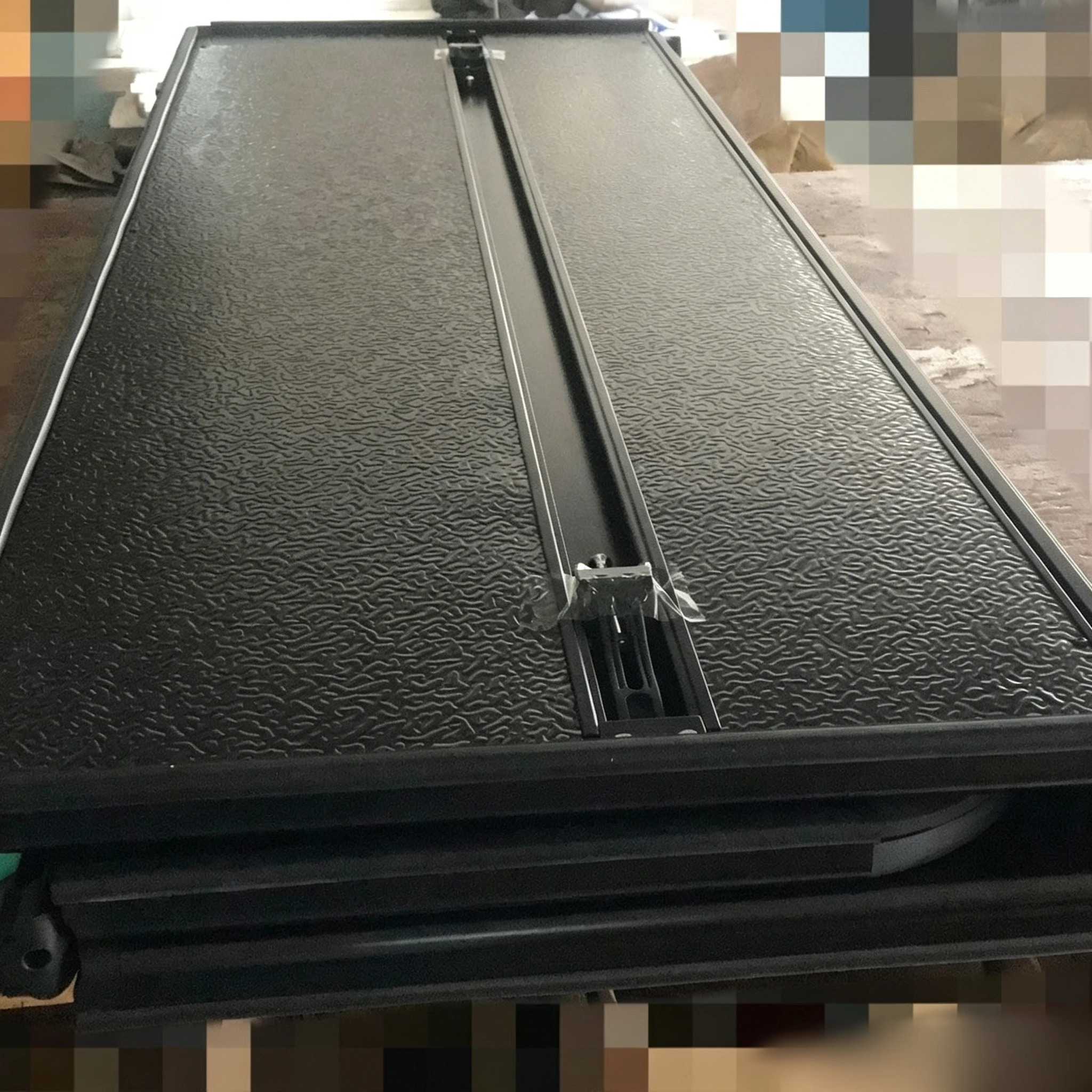 Фото Крышка кузова YIQI Hard Tri-Fold для пикапа, складная, черная, с гарантией 3 месяца №3
