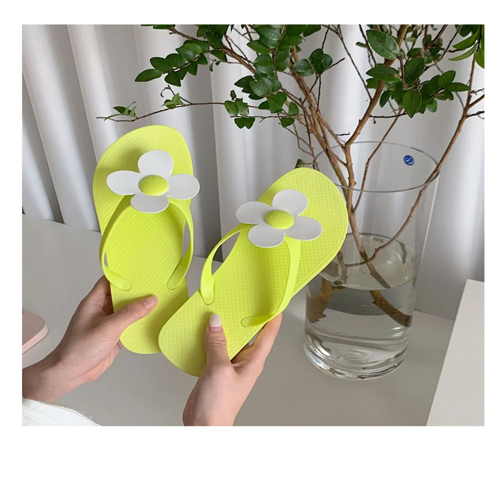 2023 New Sandals girl summer girl heart small flowers clip feet wear non slip flat bottom wind Beach Flip Flops good shoes 4039