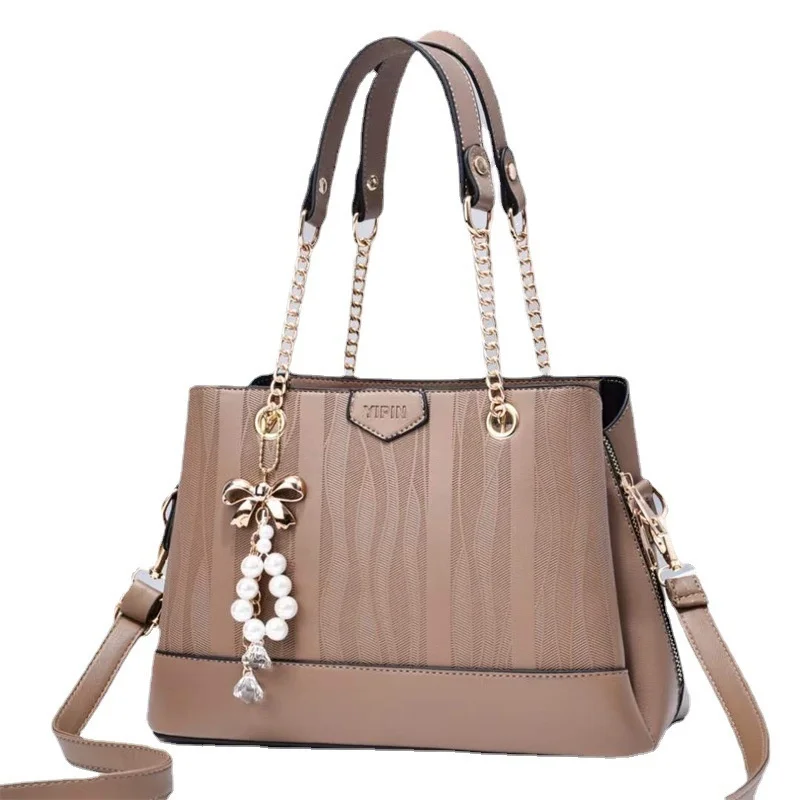 

Новая яркая женская сумка большой вместимости с цепочкой и жемчугом