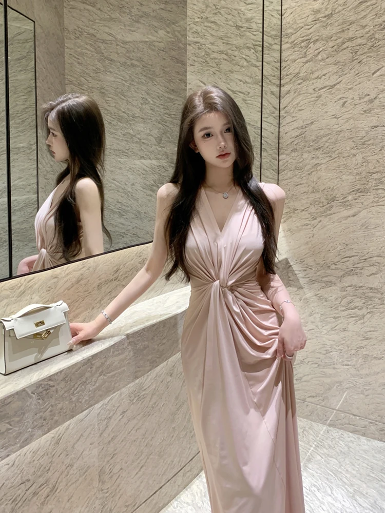 Женское платье с V-образным вырезом без рукавов