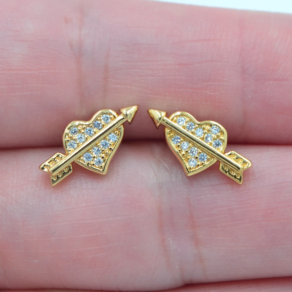 

Meftuna желтое золото цвет прозрачный CZ женские стрелы Love Серьги-гвоздики в форме сердца ювелирные изделия