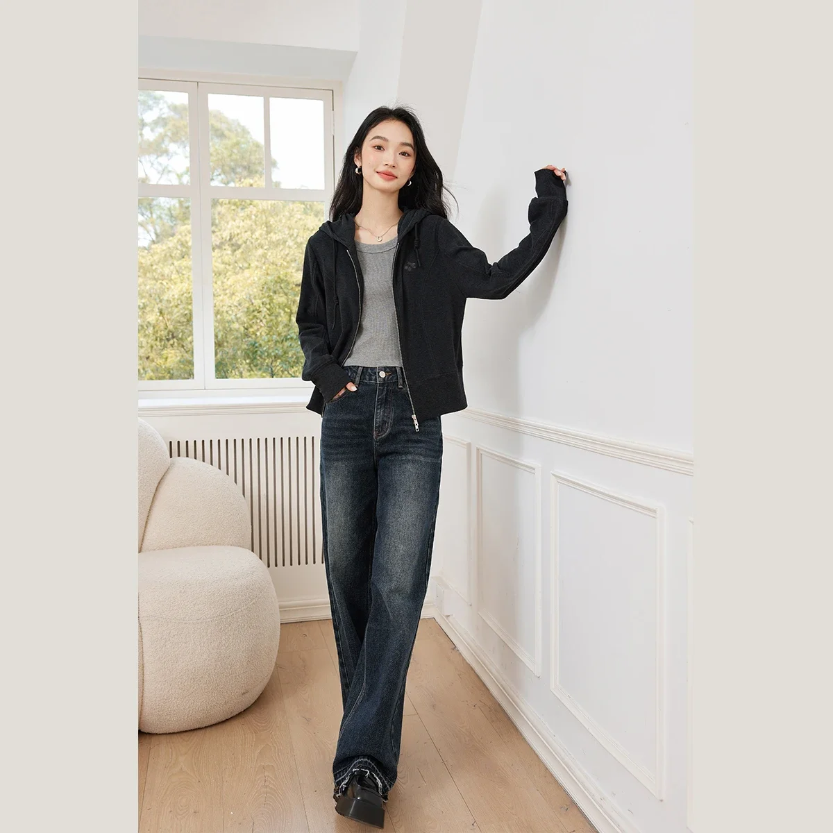 Куртка женская офисная с капюшоном на молнии длинным рукавом