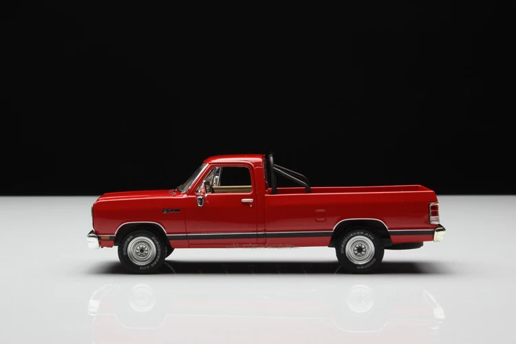 

1:43 I XO Premium X RAM 1987 модели пикапов Car