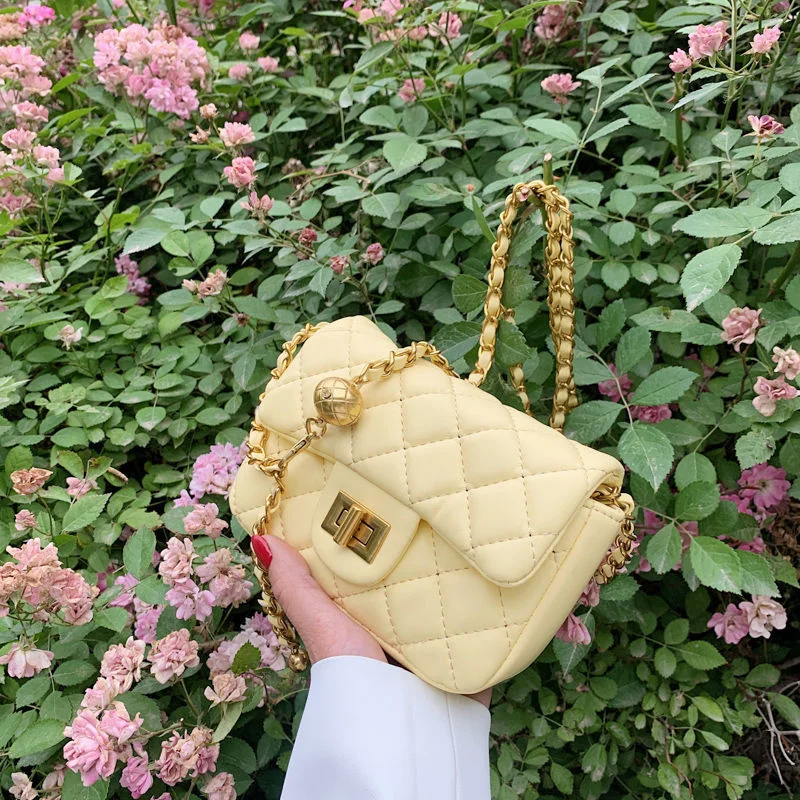 

This popular small handbag belongs to the 2022 new Women's bag leather diagonal bag,fashionable rhombus plaid chain shoulder bag