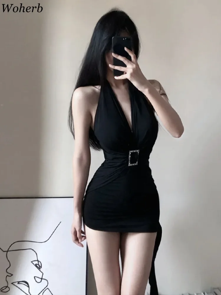 Женское платье с V-образным вырезом лямкой на шее