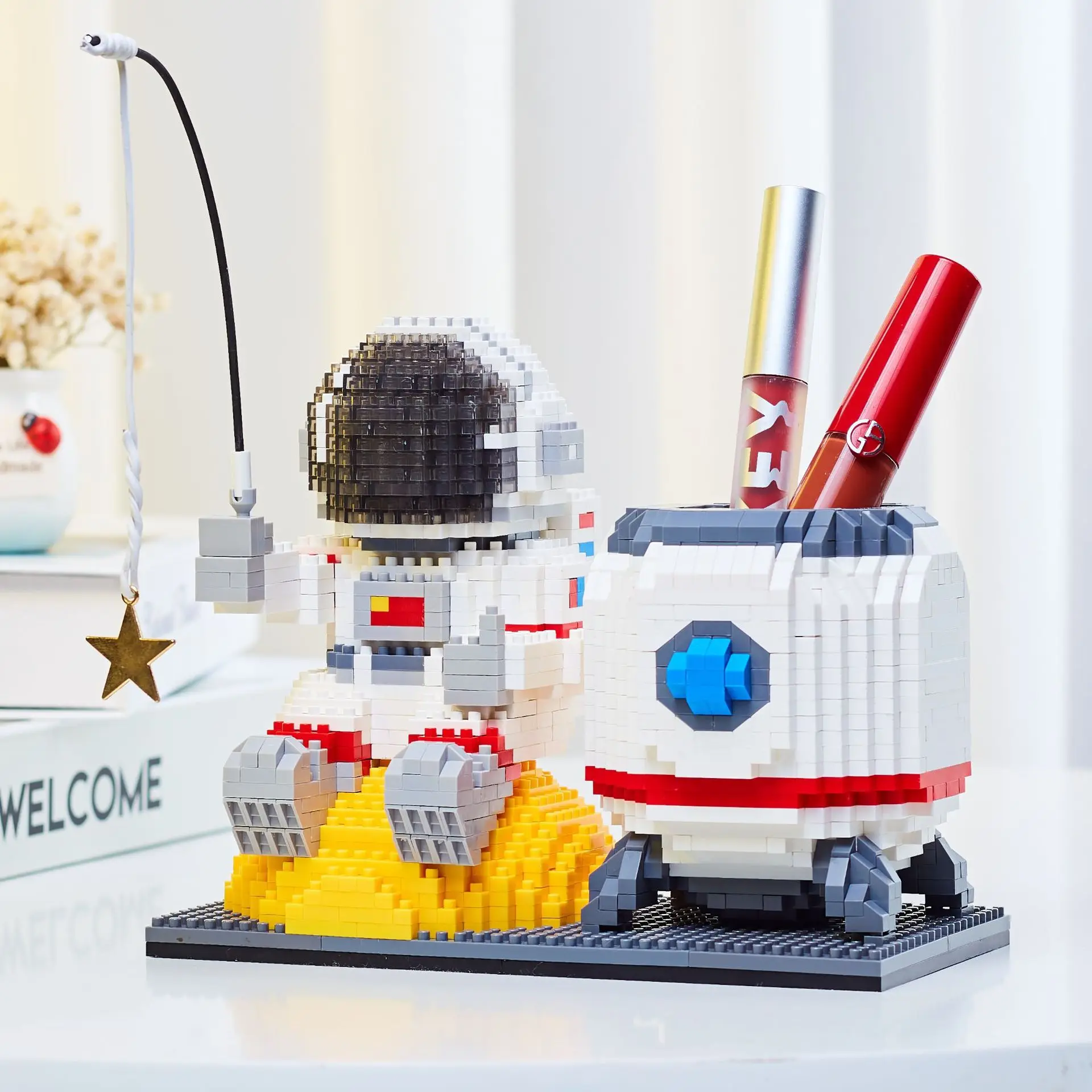 

1488pcs Mini Building Block Toy Astronaut Pen Holder Table Lamp Decoration Puzzle Assembly Gift