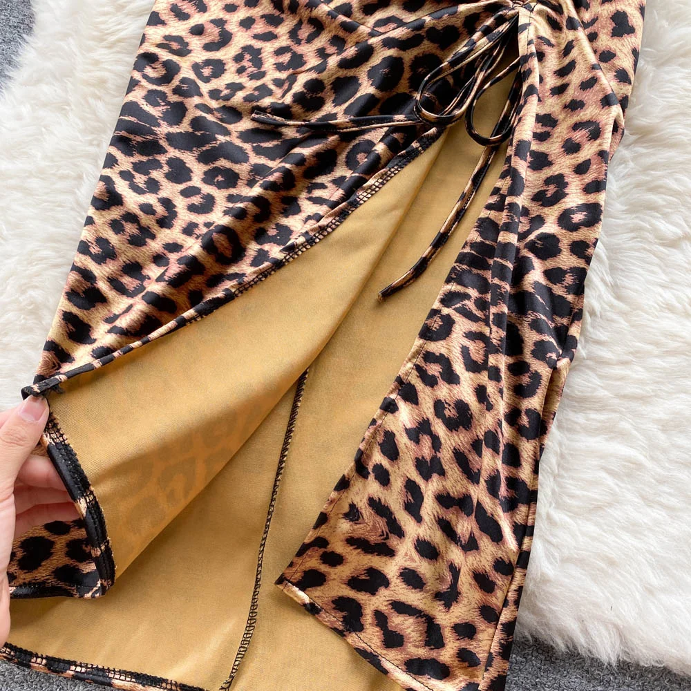 Женское платье-карандаш с леопардовым принтом черное облегающее открытыми