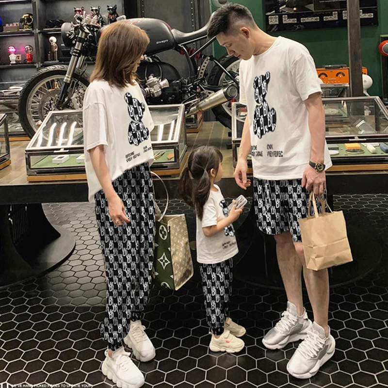 

Специальная летняя одежда для родителей и детей, уличные модные летние костюмы, семейные одинаковые наряды, одежда для мамы и меня