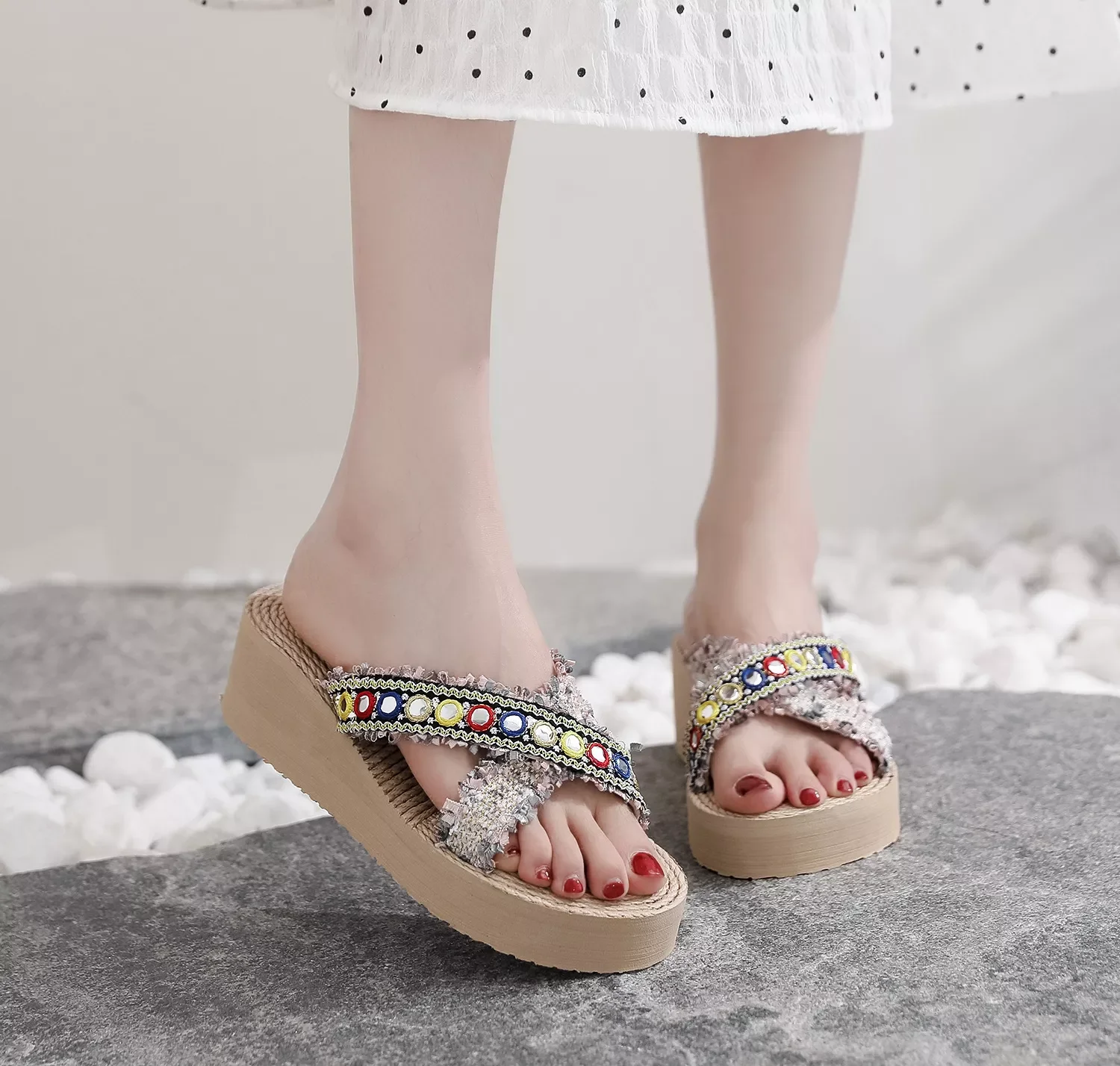

2022NEW word procrastinates fashion platform ins lace wear cool slippers female summer new pinch out sea beach shoes