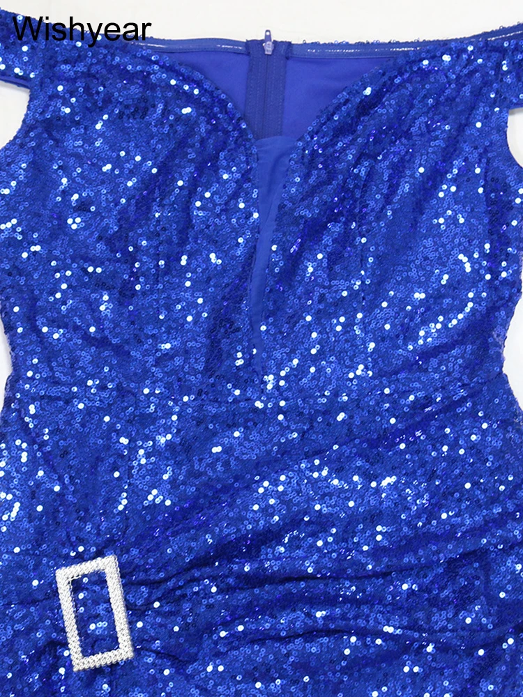 Вечернее платье с открытыми плечами и разрезом на шее