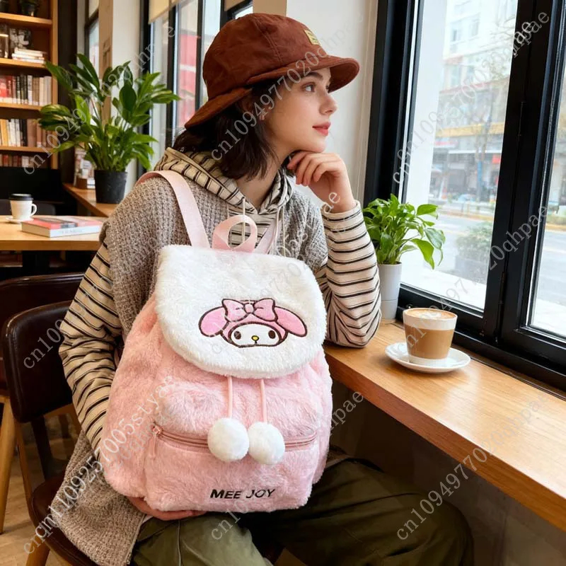 Фото Женский рюкзак My Melody: плюшевая сумка через плечо в уличном стиле для кофейни, кампуса, поездок на работу, винтажный, универсальный, с бантом и помпонами №2
