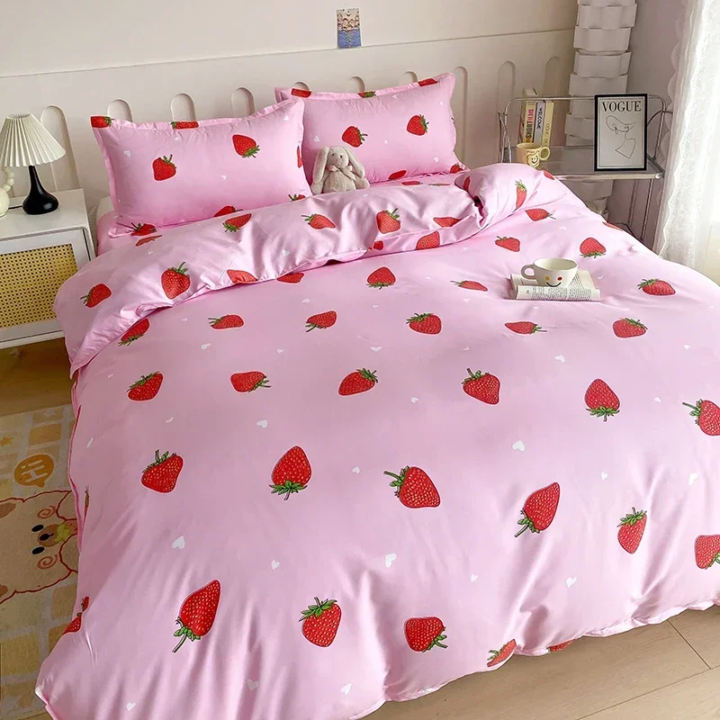 Комплект постельного белья с клубникой розовый пододеяльник Kawaii Strawberry мягкий