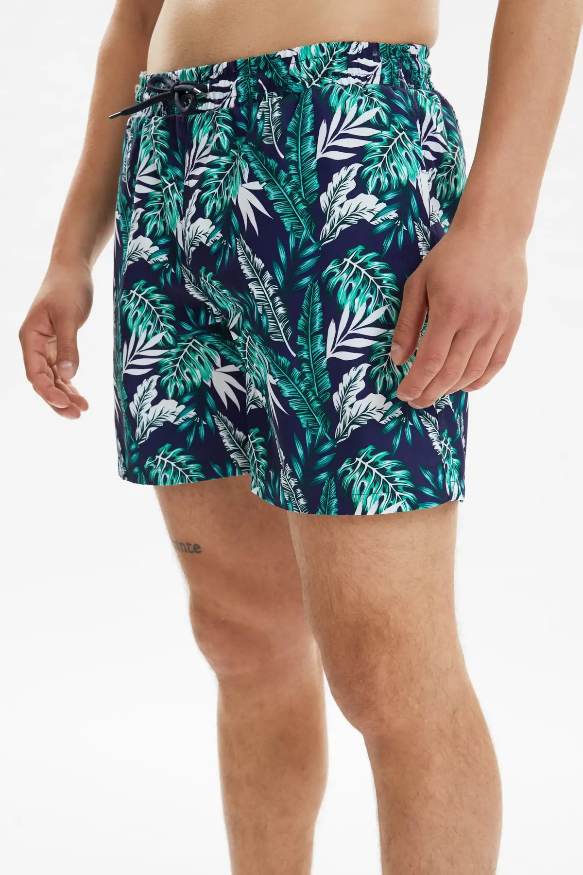 

Trendyol Men Tropical Printed Sea Shorts TMNSS21DS0039