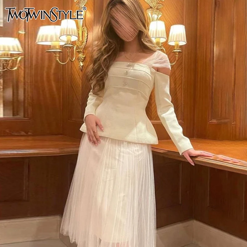 Фото TWOTWINSTYLE однотонный комплект из двух предметов для женщин, туника с диагональным воротником и длинными рукавами, топ с высокой талией, плиссированная юбка, элегантные женские комплекты №1