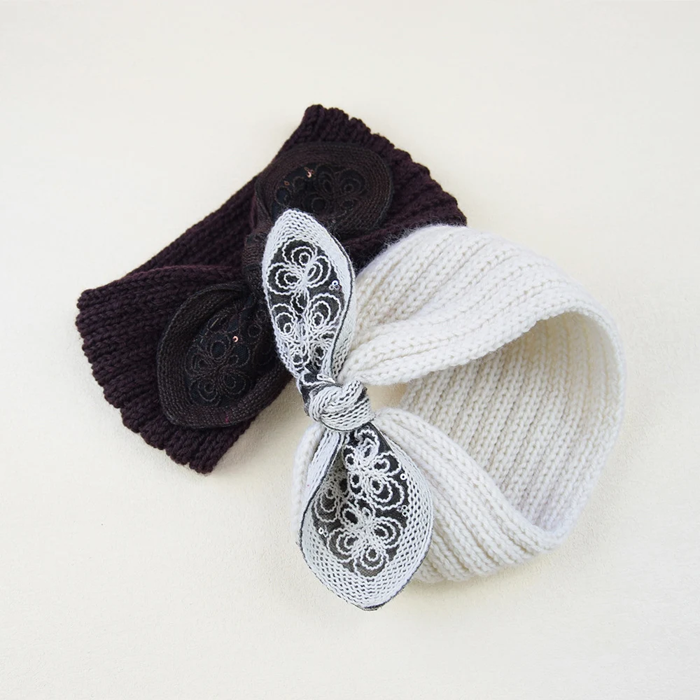 Вязаная широкая повязка на голову с вышитым бантом женская большим и заячьими