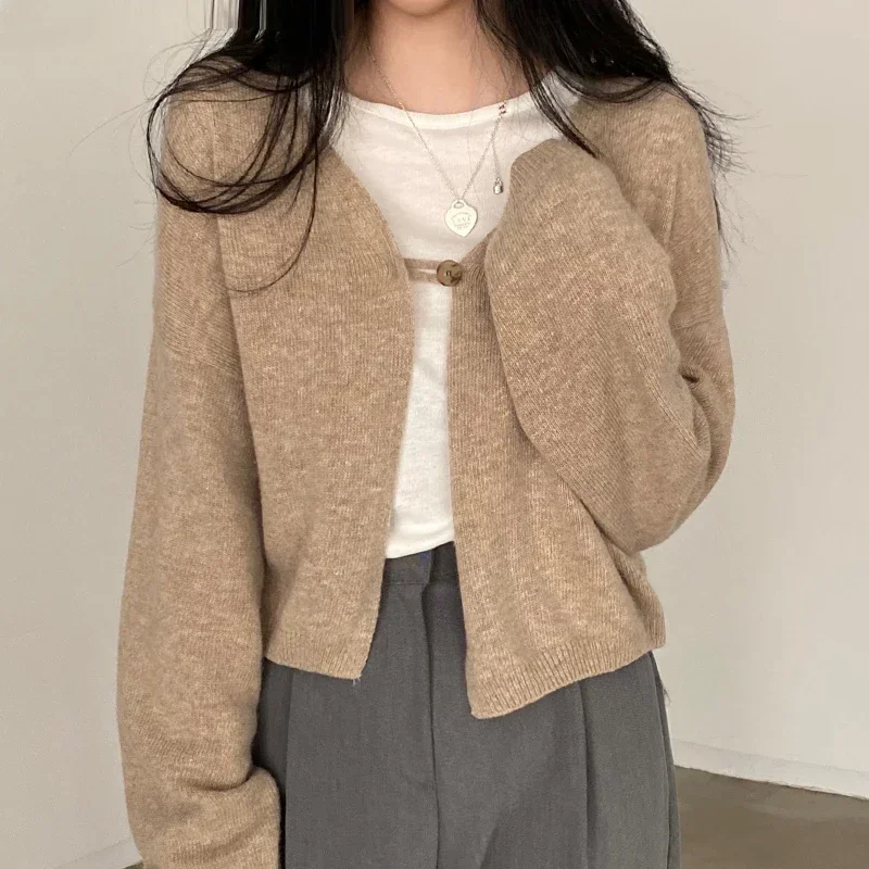 Простой однотонный вязаный кардиган с длинными рукавами и v-образным вырезом