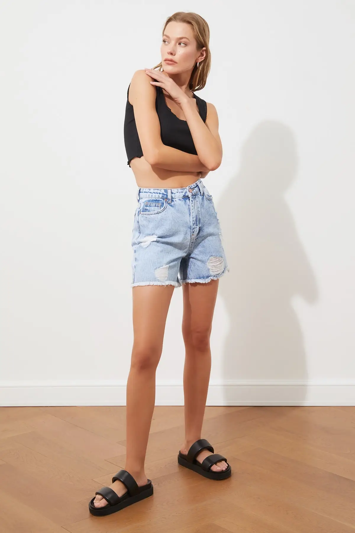 Рваные джинсовые шорты TWOSS21SR0465