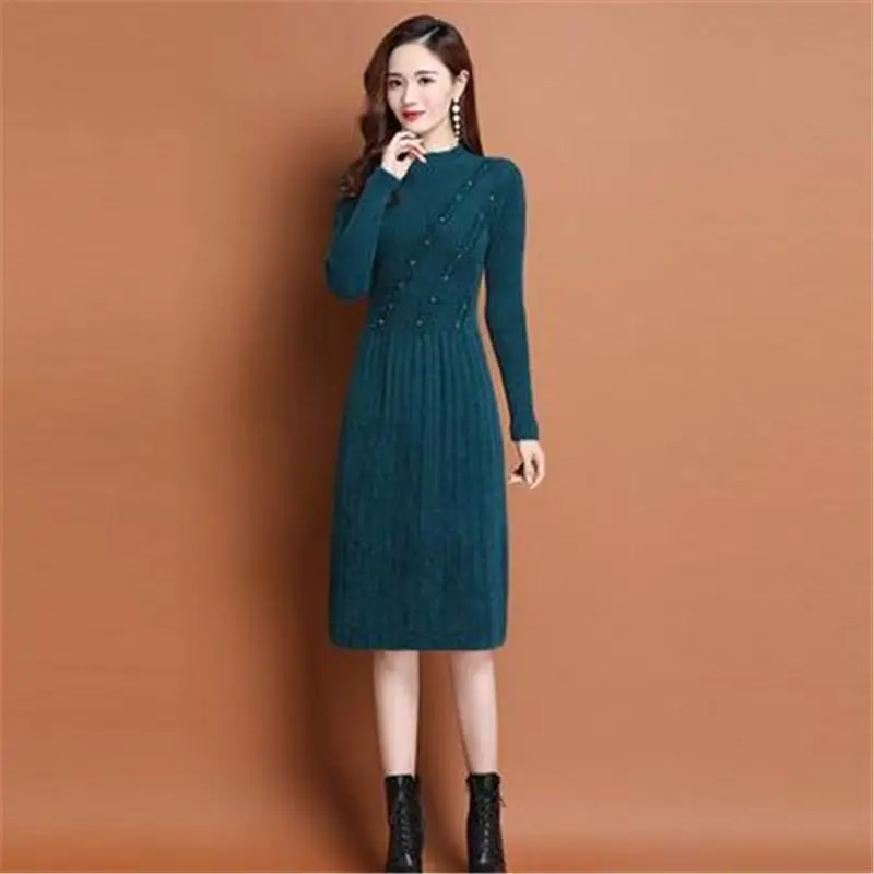 

Женское трикотажное платье-свитер с имитацией меха норки