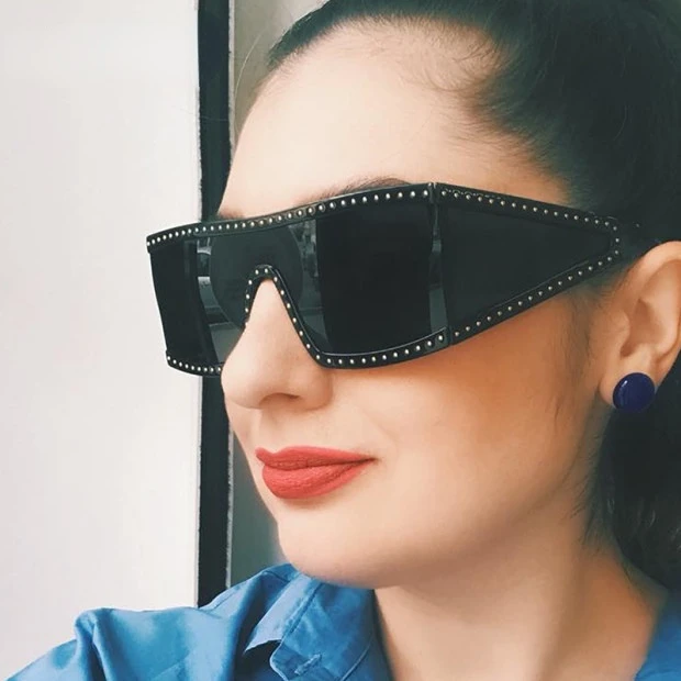 

MYALICE Vintage One-piece Sunglasses Women Rivet Decorate Sun Glasses Men Fashion Wear Outdoor Tourism Oculos De Sol Feminino