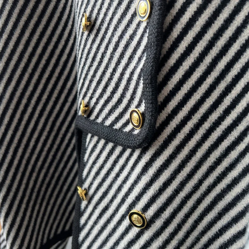 Рисунок 6 - Женская осенне-зимняя трикотажная куртка в полоску