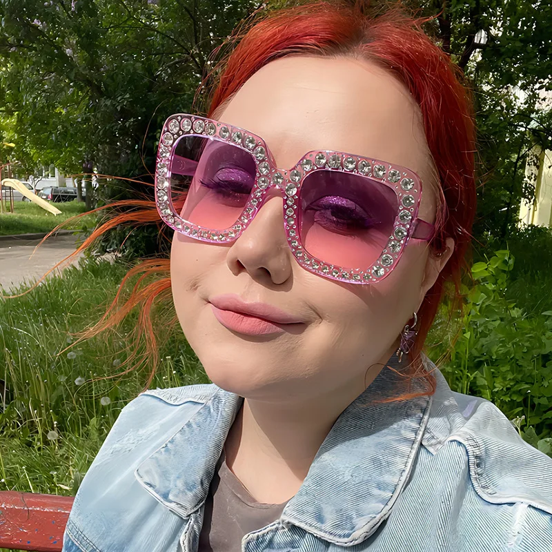 Многоцветные новые солнцезащитные очки в квадратной оправе инкрустированные