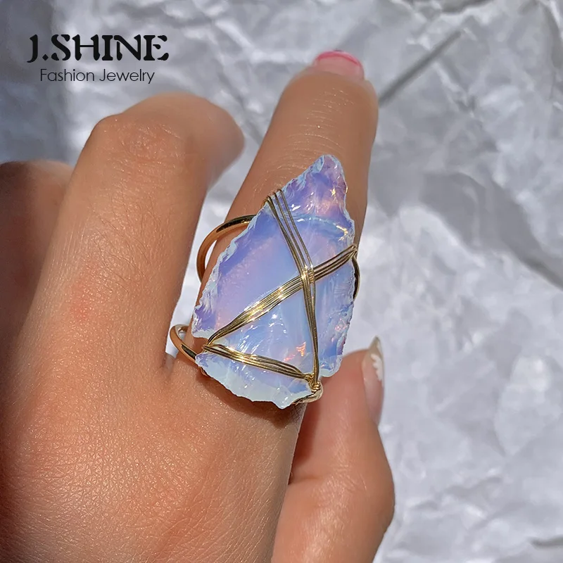 Женское кольцо из медной проволоки с опалом |