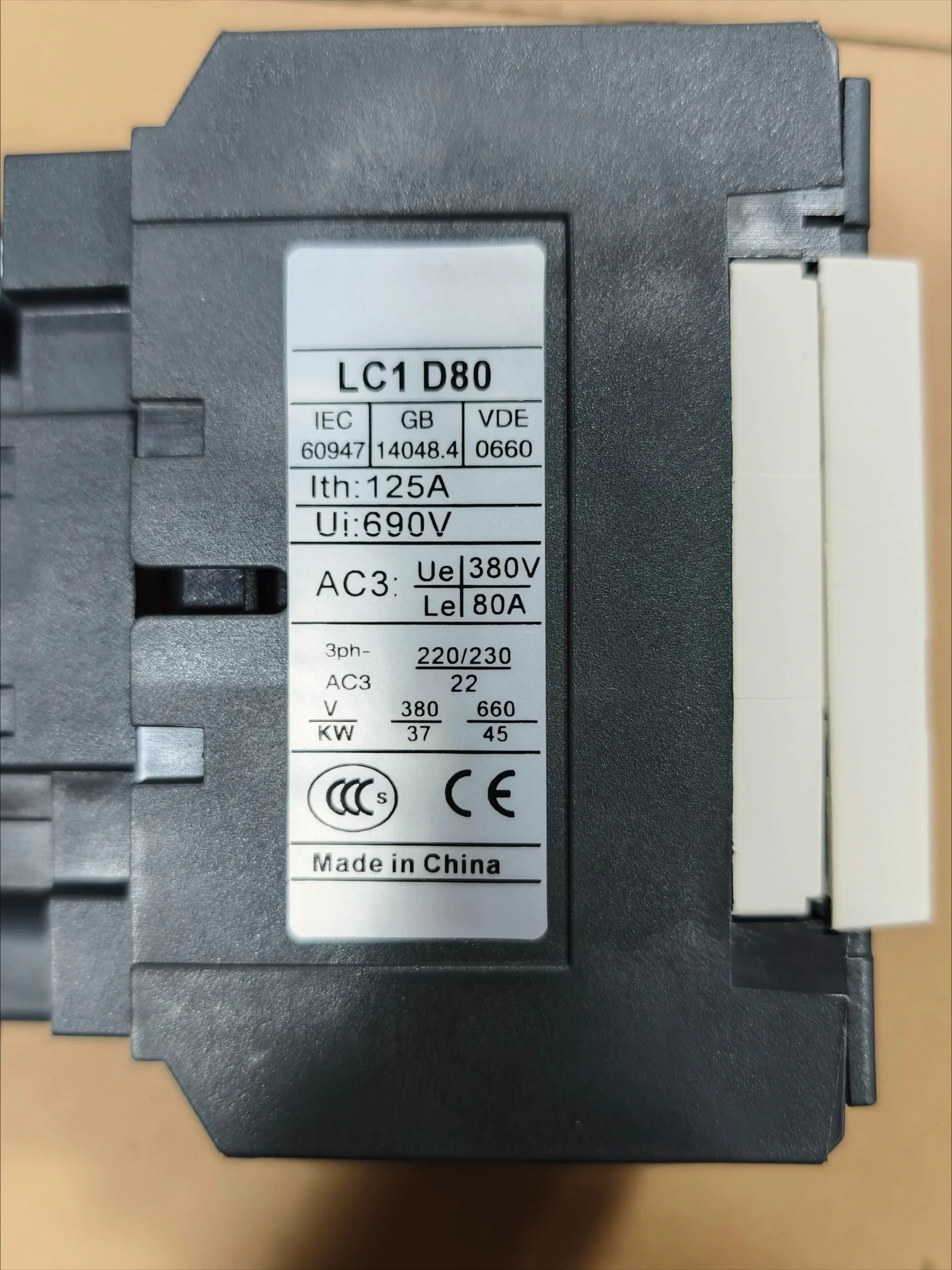Фото Новый контактор LC1D80P7 AC-3/AC-3e, 440В, 80А, катушка 230В AC 50/60Гц, винтовые клеммы, быстрая доставка №3