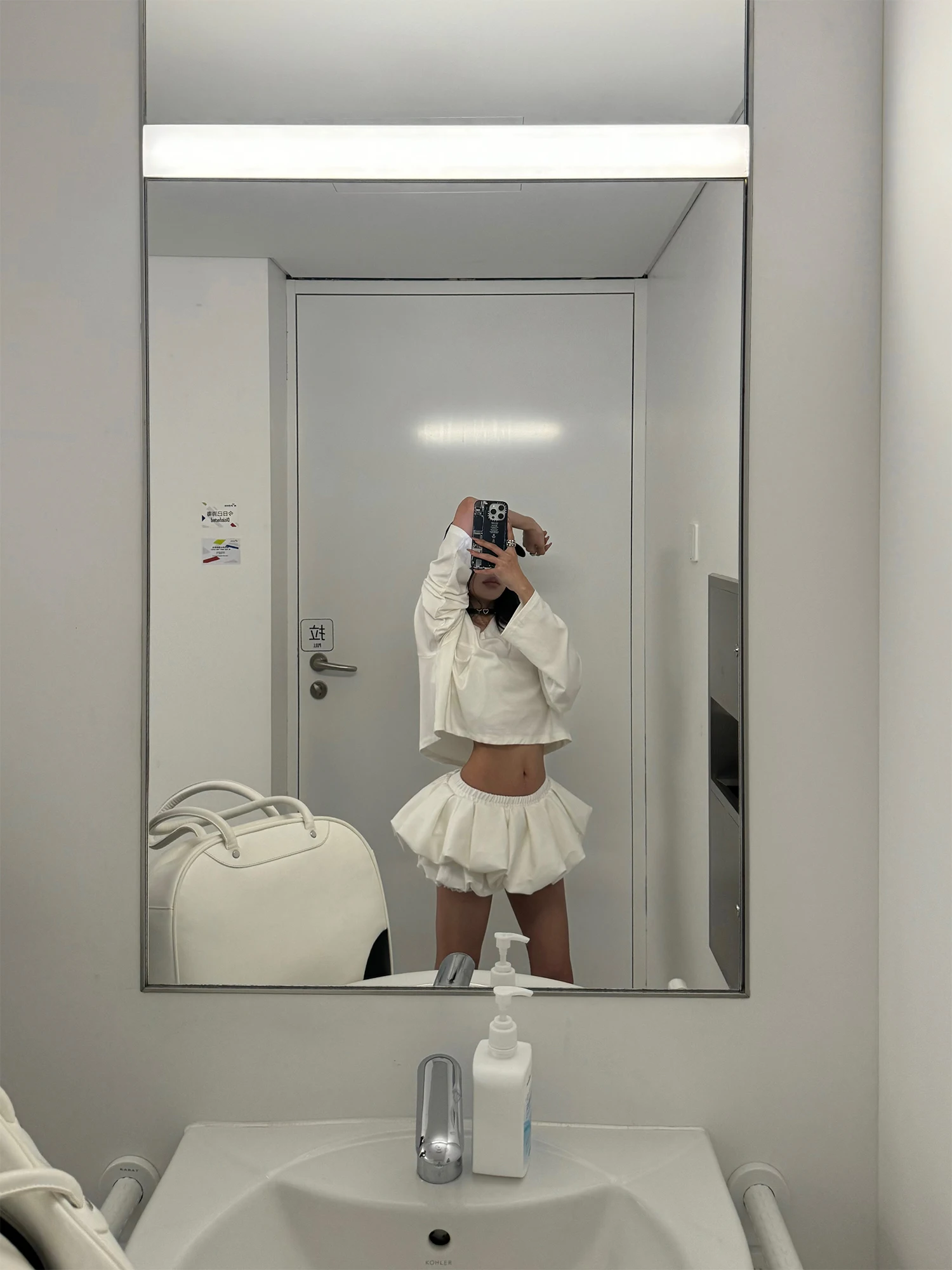 Мини-юбка с низкой посадкой и белым пузырьковым подолом — струящаяся