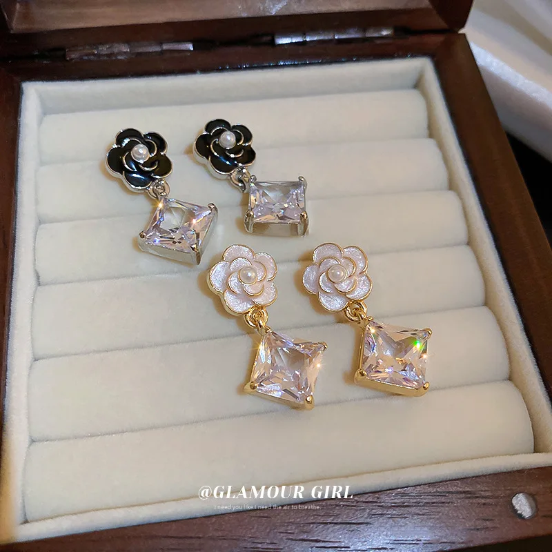 

Luxury Camellia Drop Earrings Crystal Pendants Black White Flowers Fashion Jewelry Accessories Women's Party Ear Studs Gifts