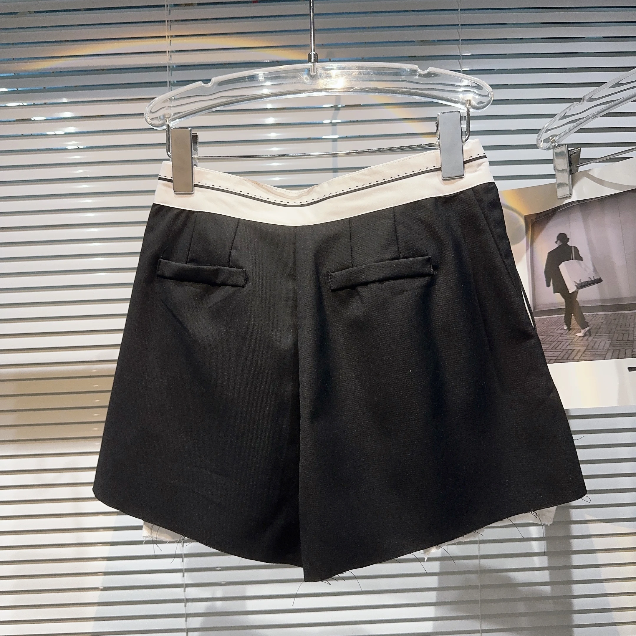 2023 Summer New Black White Contrast Color Irregular Pocket Shorts Culottes Women Fashion All-Match Pleated Skirt Casual Shorts