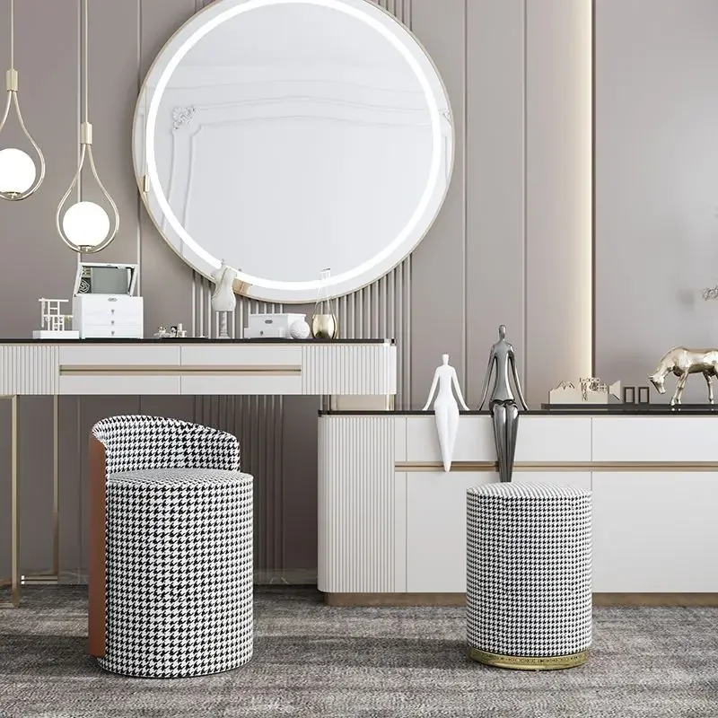 Кожаный пуфик для спальни в ассортименте