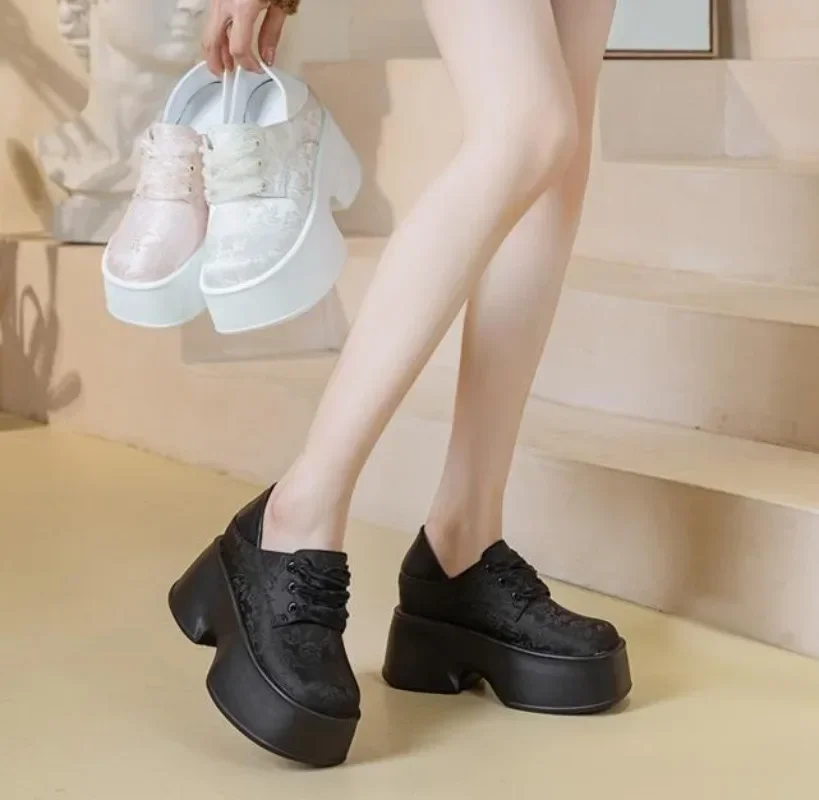 Туфли на танкетке из джинсовой ткани с принтом 11 см массивные кроссовки