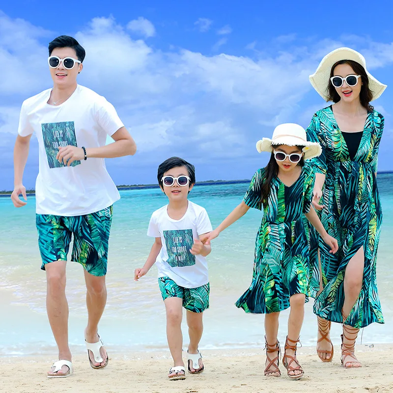 

2021 Summer Beach Family Outfits Seaside Mum Daughter Dresses Dad Son T-shirt+Shorts Family Look Couple Lovers Holiday Clothing