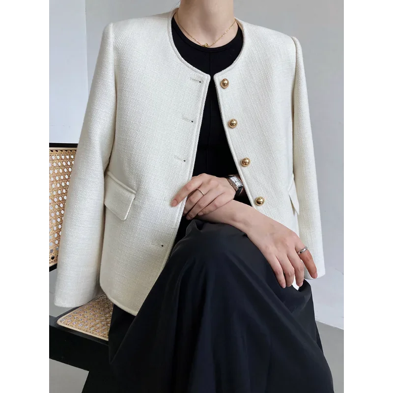 Шикарное пальто с металлической пряжкой и небольшим ароматом женское