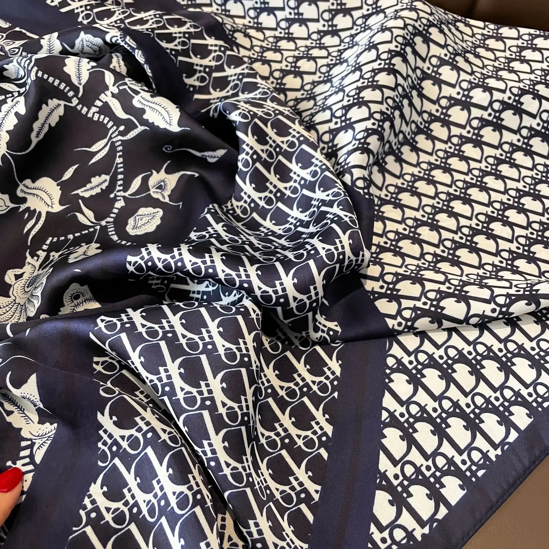 Шелковый шарф с надписью подсолнечника