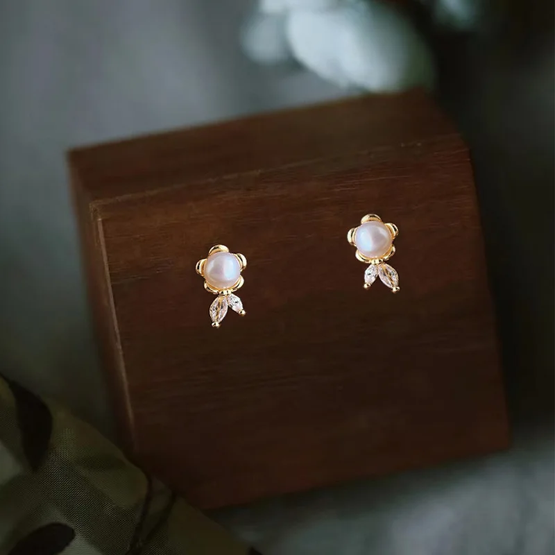 Маленькие женские серьги-гвоздики с жемчугом и цирконом