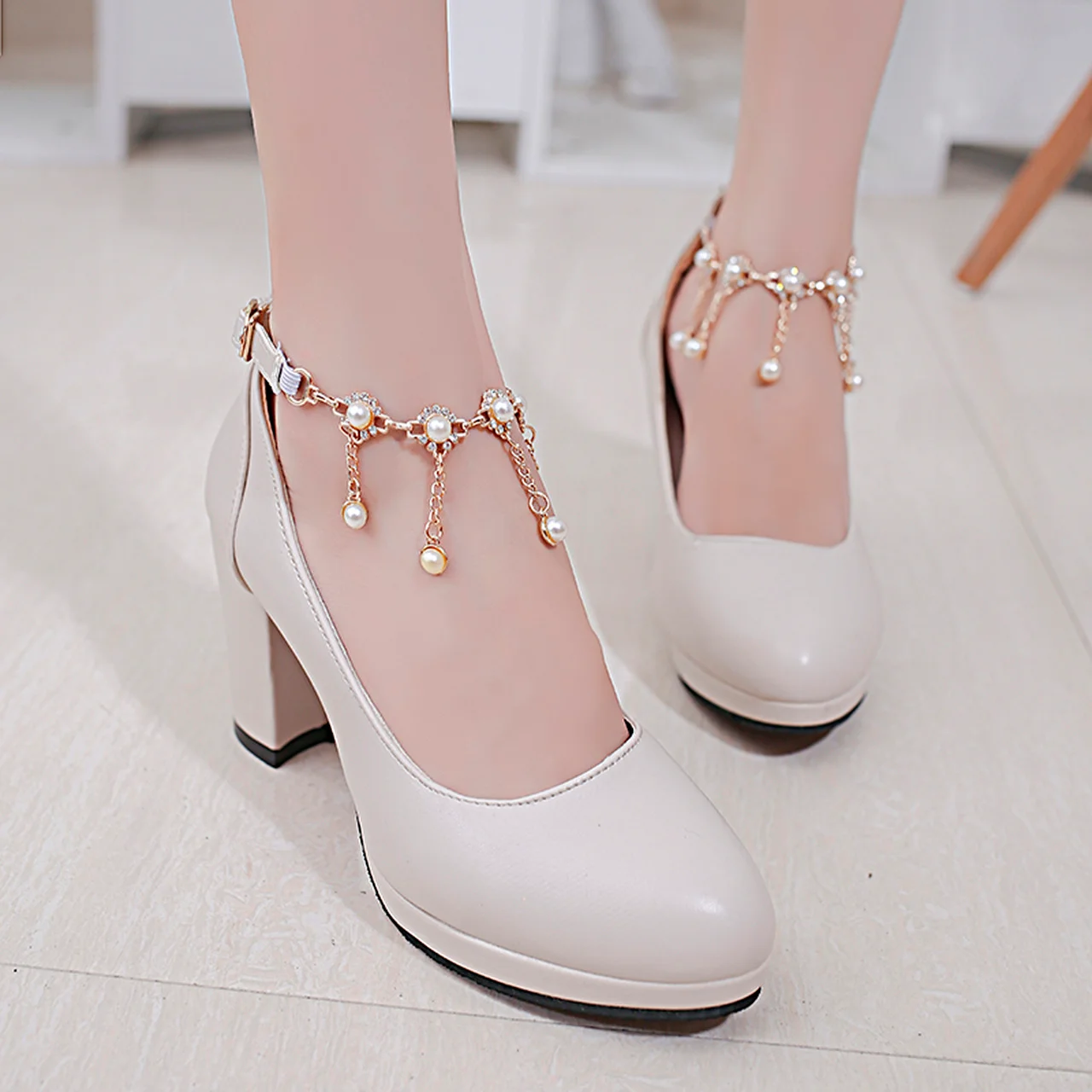 

Женские туфли на высоком каблуке, модные туфли с жемчугом, сексуальные туфли для невествечерние толстом каблуке, с круглым носком и пряжкой,...